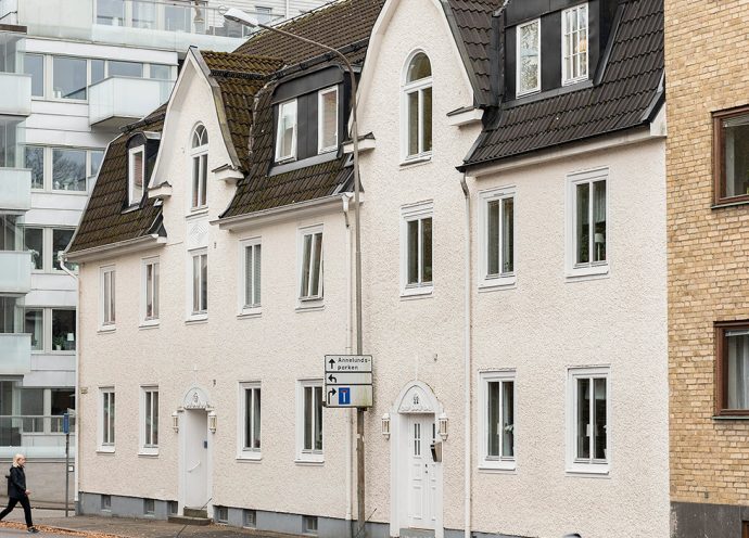 Fastigheten Svanen utmed Sturegatan. Äldre ljust stenhus med karaktär.