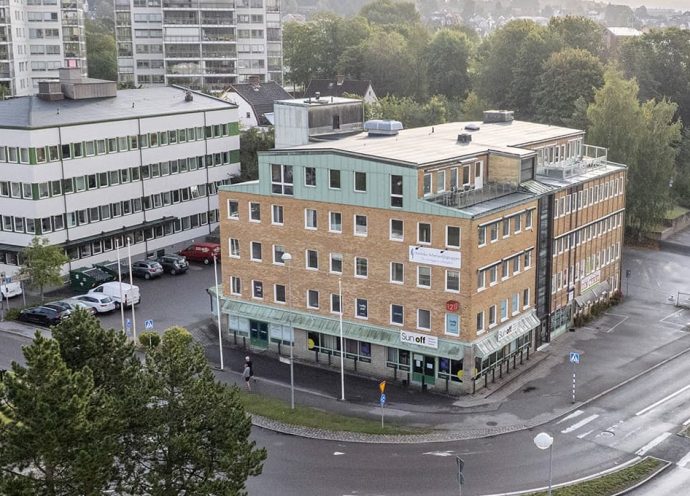 Exteriör bild av fastigheten Guldbaggen utmed korsningen Skaraborgsvägen och Bergslenagatan.