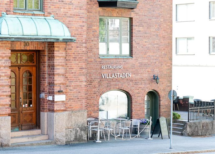 Exteriös bild av fastigheten Sparven i Borås som visar hörnet av huset som idag huserar en restaurang.