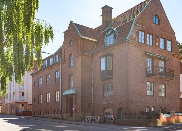Exteriör bild från gatunivå av fastigheten Sparven 5.