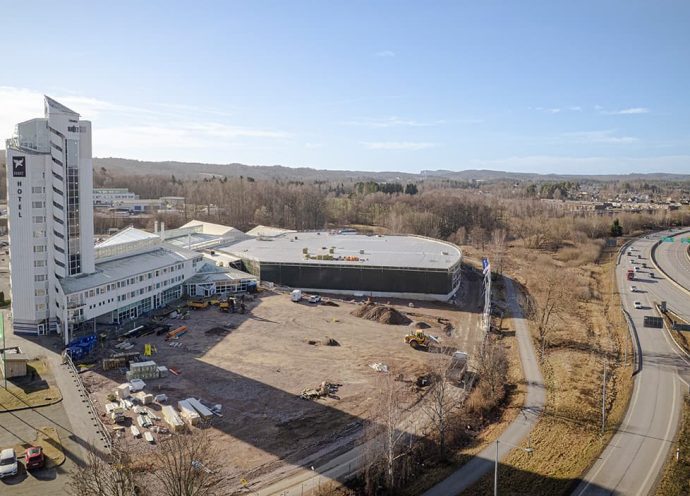 Drönarbild över fastigheten utmed europaväg 4.