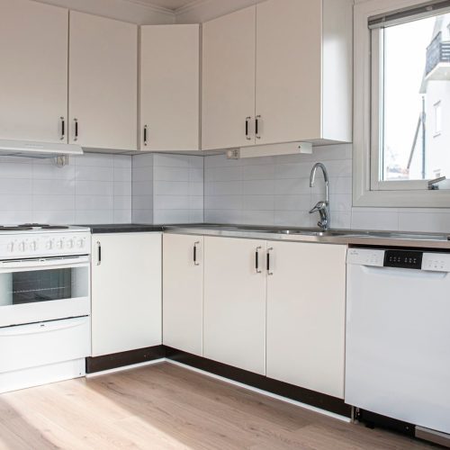 Renoverat kök, med diskmaskin och ljusinsläpp i två väderstreck.