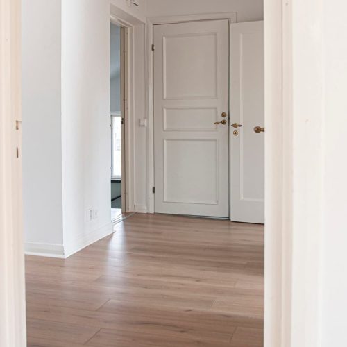 Hall i mitten av lägenheten som binder samman alla rum.