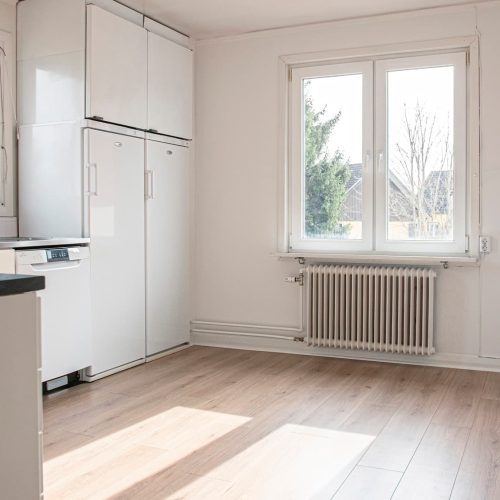 Rymligt kök med plats för matbord