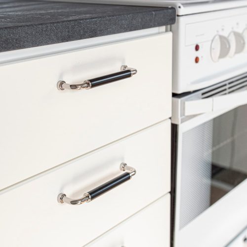 Nyrenoverat kök med nya luckor och lådor samt handtag.