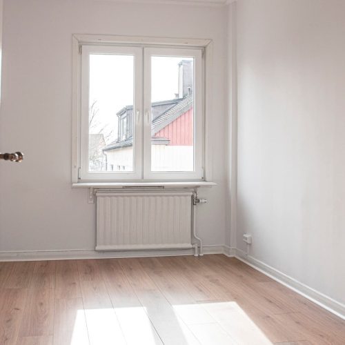 Sovrum med fint ljusinsläpp.