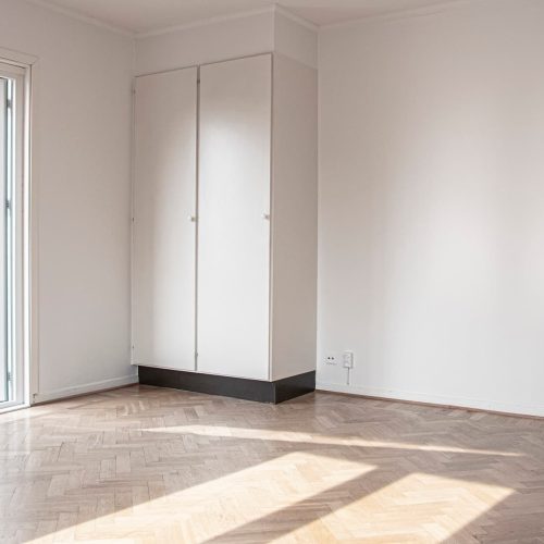 Garderob finns i sovrummet