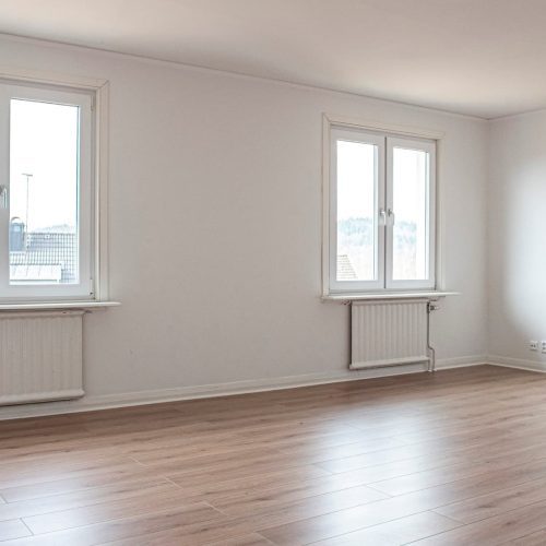 Rymligt vardagsrum med plats för både soffa och matbord