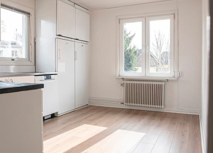 Kök med mycket ljusinsläpp och fräscha ytor