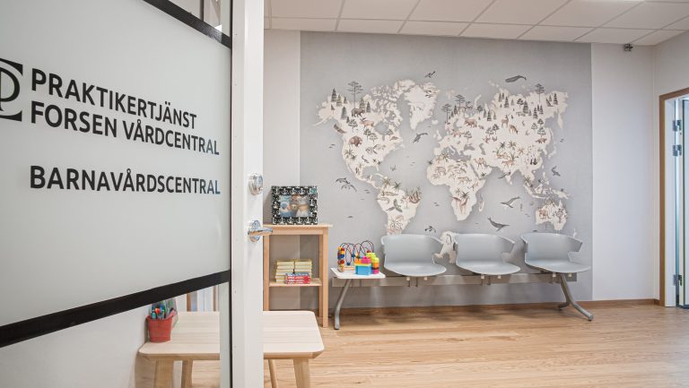 Väntrum för Forsen Barnavårdscentral med leksaker och sittytor.