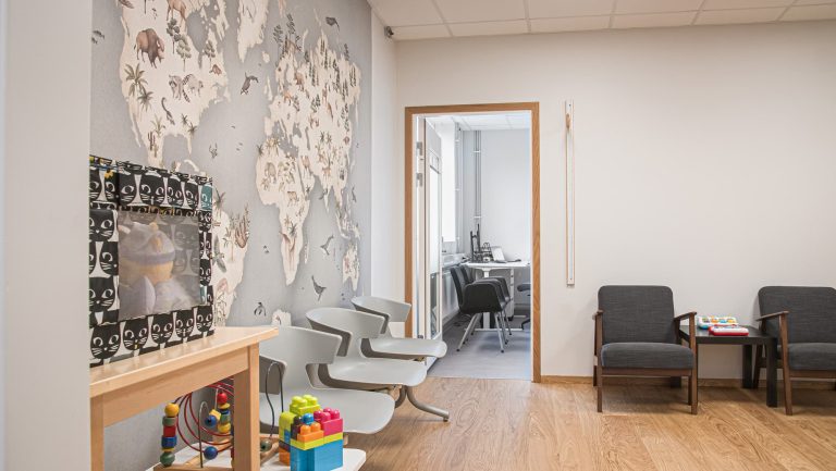 Väntrummet för barnavårdscentralen med öppen dörr in till BVC-sjuksköterskan.