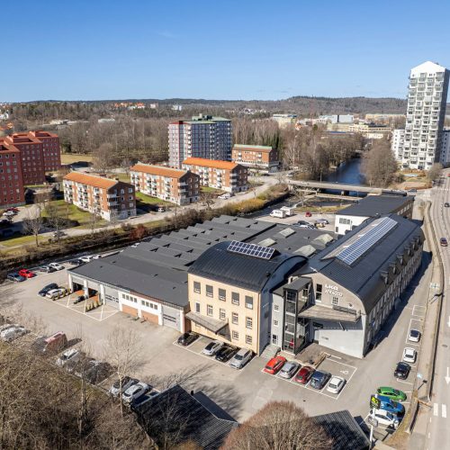 Fastigheten Forsen utmed Druveforsvägen. Vackra gamla byggnader som nu huserar moderna lokaler och verksamheter.