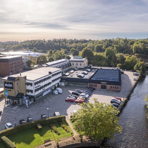 Drönarbild över framsidan av fastigheten vackert inringad av ån Viskan.