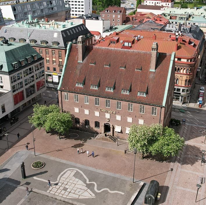 Drönarbild över Cerneras miljöcertifierade huvudkontor i Borås.