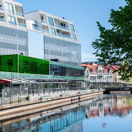 Lokalen markerad på fastigheten precis utmed ån Viskan och utsikt mot stadsparken
